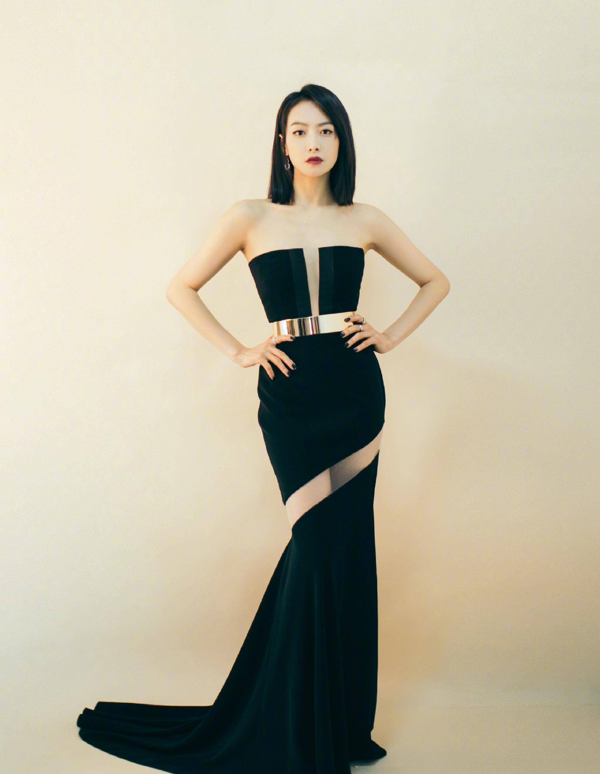 33岁宋茜真是会穿,祖母绿宝石点缀露肩裙,酒杯腿让人挪不开眼_时尚