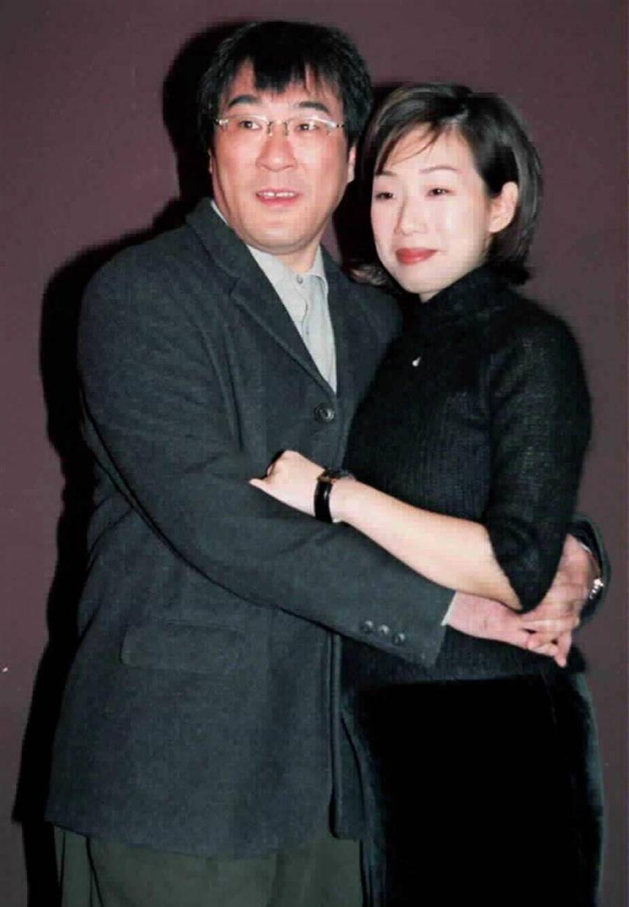 李宗盛小27岁娇妻罕曝光,面容清秀略发福,夫妻牵手淘古董显恩爱_妻子