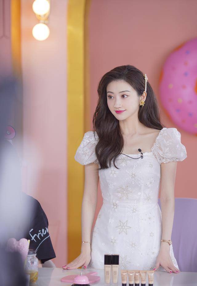 景甜出镜间穿搭更新,穿公主裙甜美可人,32岁像18岁少女_造型_显得