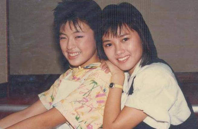 成为万众瞩目的美少女,和同时期的李丽珍,陈嘉玲,袁洁莹和罗明珠等