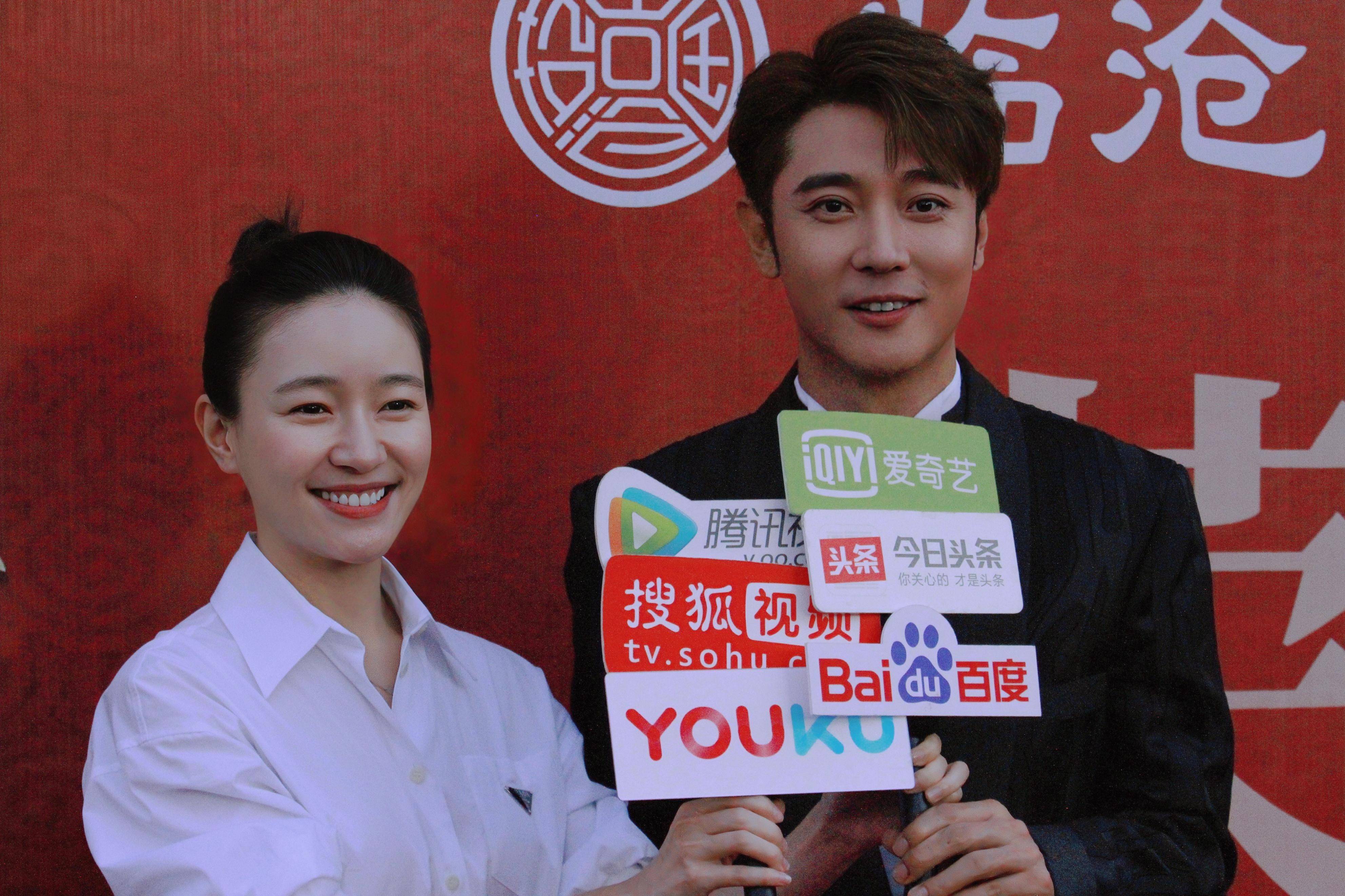 张丹峰出席第九届亚洲微电影艺术节 黑色西装造型尽显儒雅气质_中共