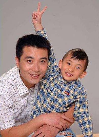 他是"电视一哥",结婚多年妻子"成迷",19岁儿子成一生骄傲_郭志坚_工作