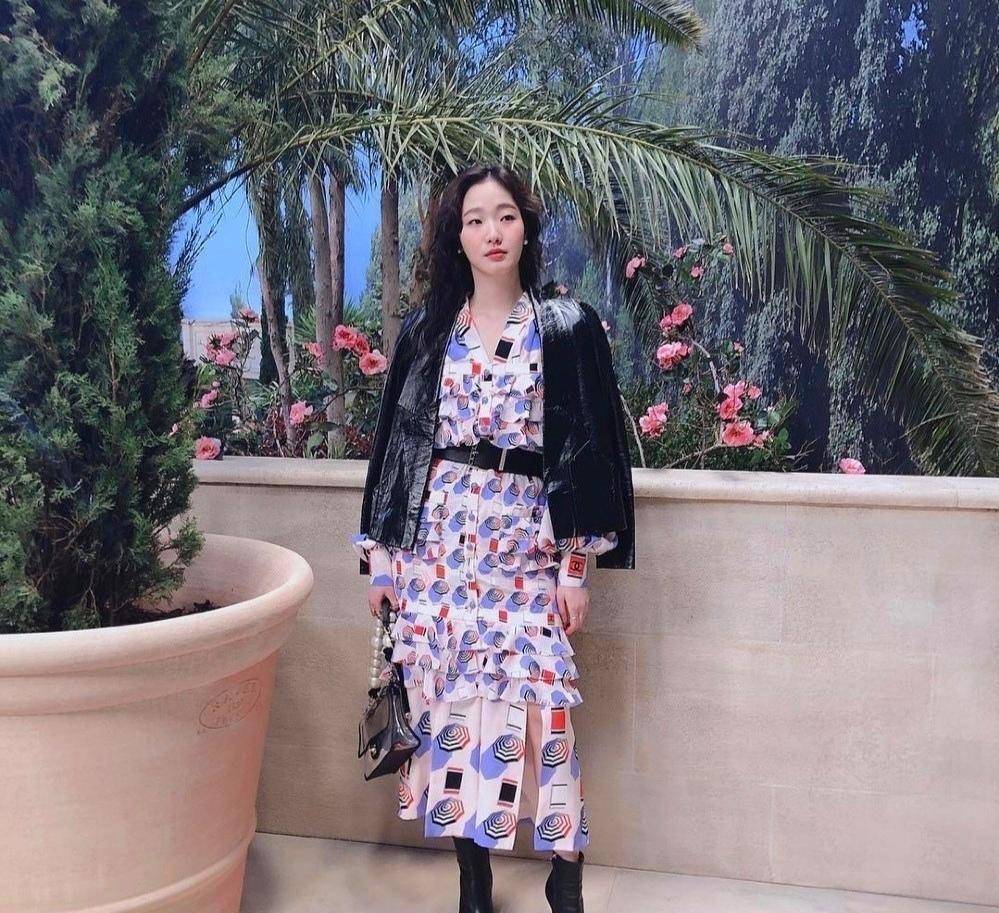 金高银:治愈系女星,单眼皮照样收割男神,温柔穿搭十分高级_的设计