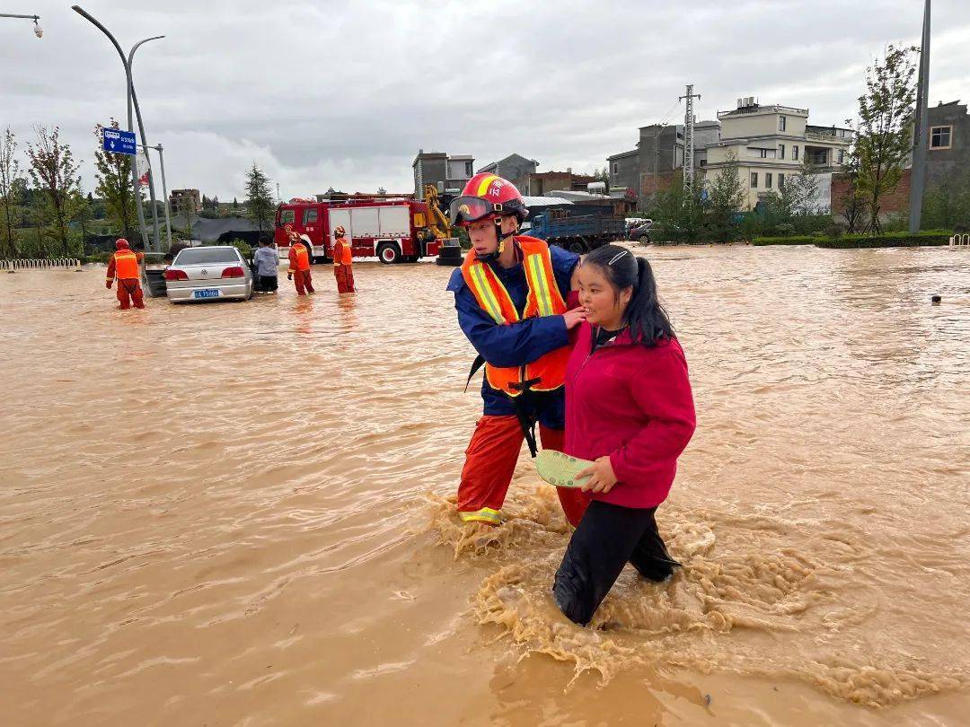 泸西县因强降雨原因,导致城区和泸西县中枢镇大雨龙村发生多处洪涝