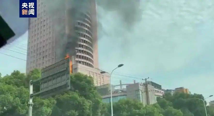 突发！长沙电信大楼发生火灾，数十层楼体燃烧剧烈！总高超200米，曾是“三湘第一高楼”
