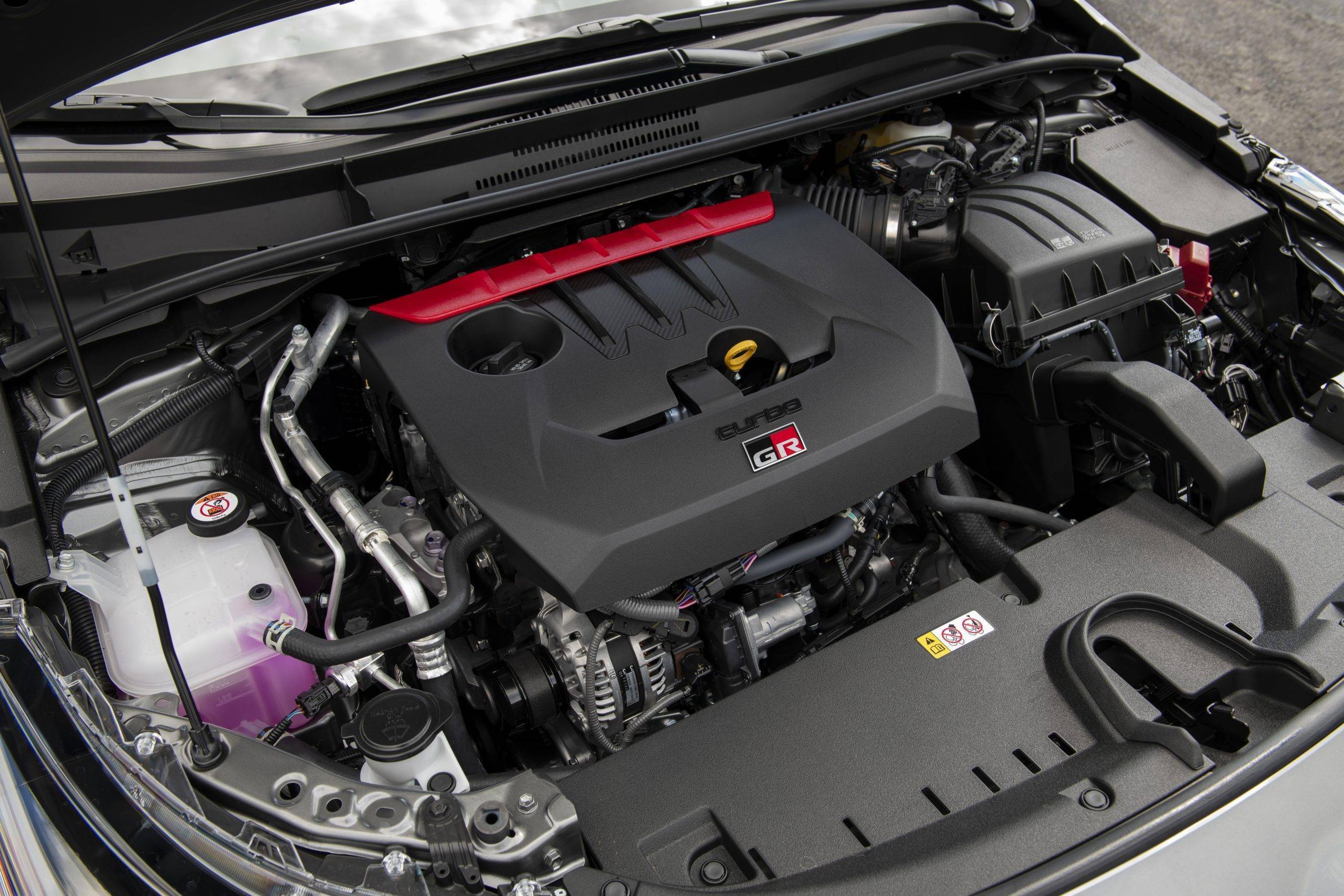 6升三缸涡轮增压发动机,匹配六速手动变速箱,最大功率224千瓦,峰值