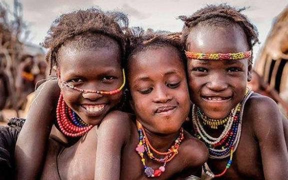 非洲“袖珍”部落，发育速度迅猛，8岁就完全成熟可生儿育女