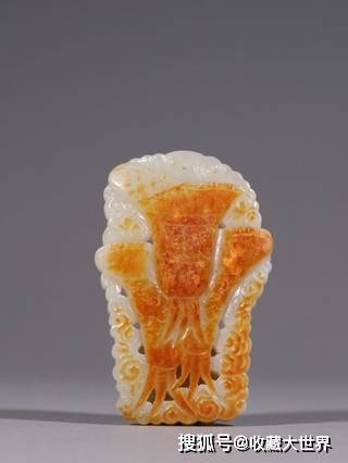 清代 和田玉籽料花纹玉佩.