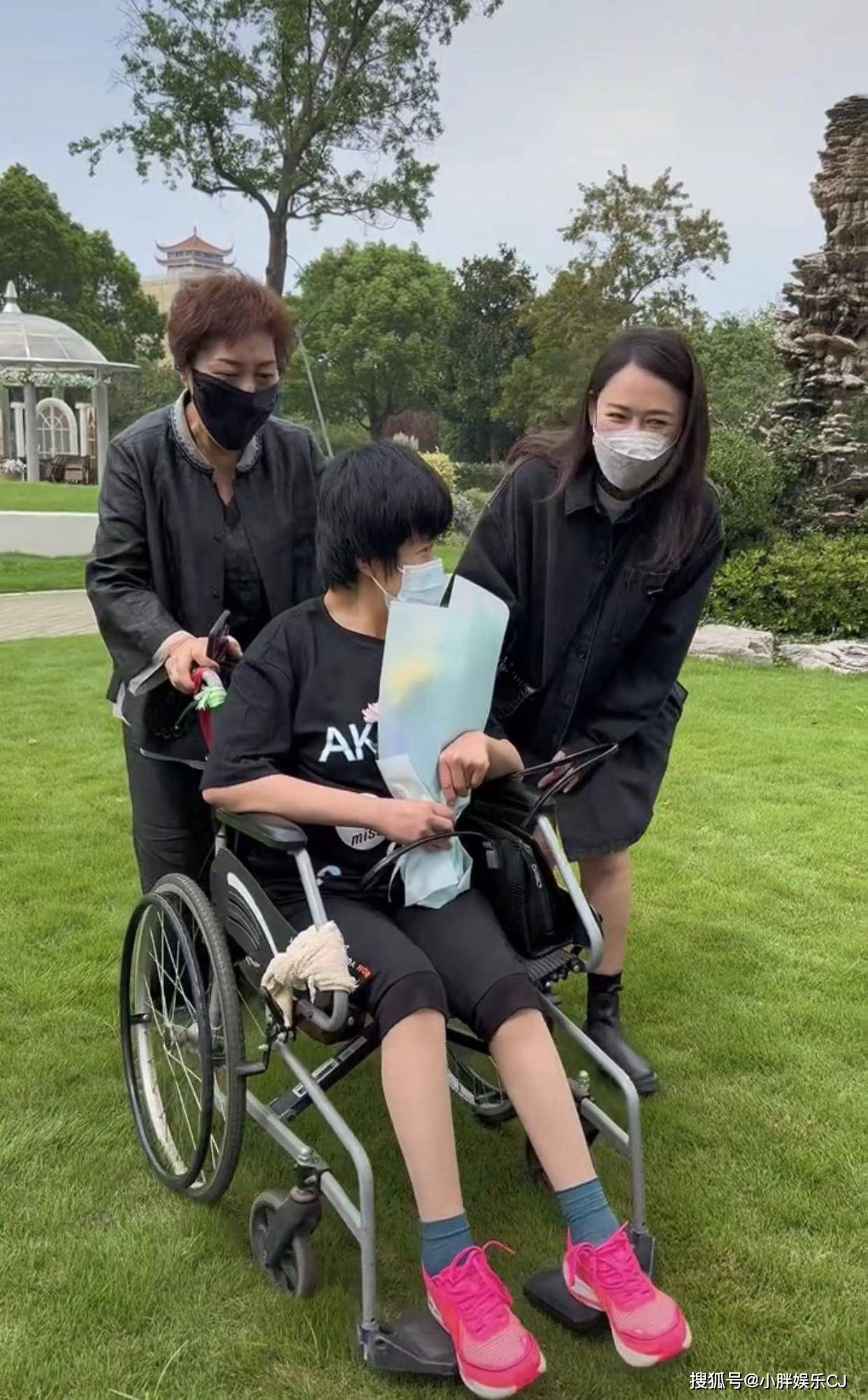 乔任梁六周年忌日，陈乔恩夫妇现身墓地悼念，与梁母拥抱热聊_搜狐网, image size:1242x2003