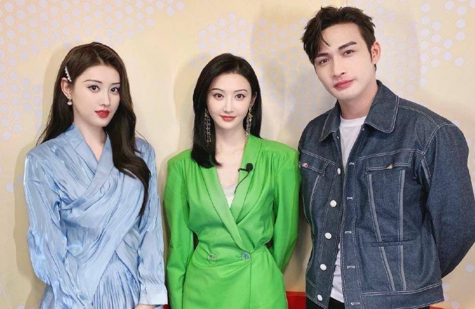 景甜与女网红合照,精修图颜值旗鼓相当,生图差距却不止一点半点