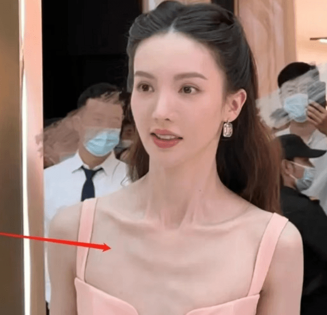 李沁新剧《请君》开播,镜头前的她快瘦脱相了_剧中_观众_现实