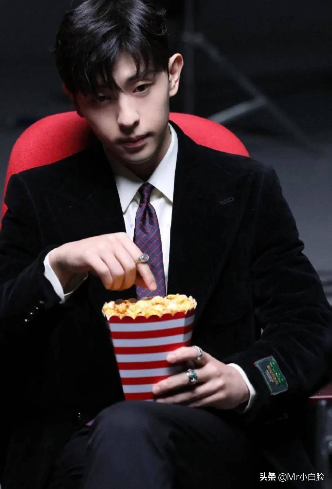 没出事之前邓伦接到的品牌代言,可谓真是不少,从食品,饮料到一线大牌