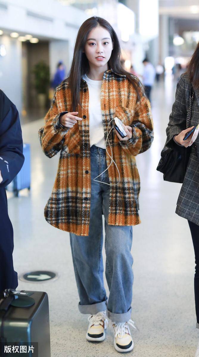 祝绪丹素颜走机场,淡蓝色针织衫配老爹裤,清新甜美好似邻家妹妹_气质