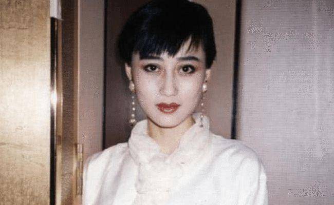 "万人迷"利智:李连杰甘为她抛弃妻女,又得成龙中意,何鸿燊垂爱_父亲
