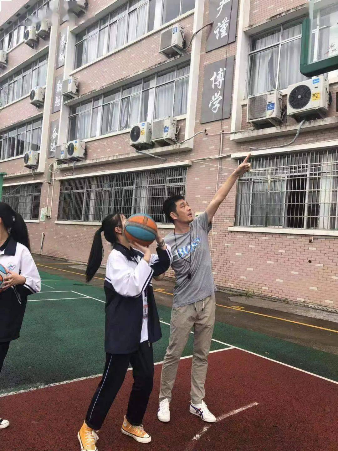 今年,赵先忠因工作调动又回到了庵东初级中学,回到从教起点的他更加