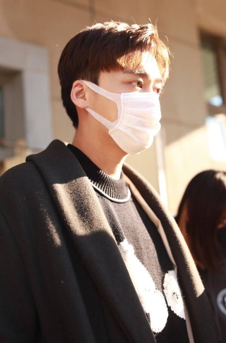 猎聘曾经在宣布李易峰为其代言人时,这样描述他.