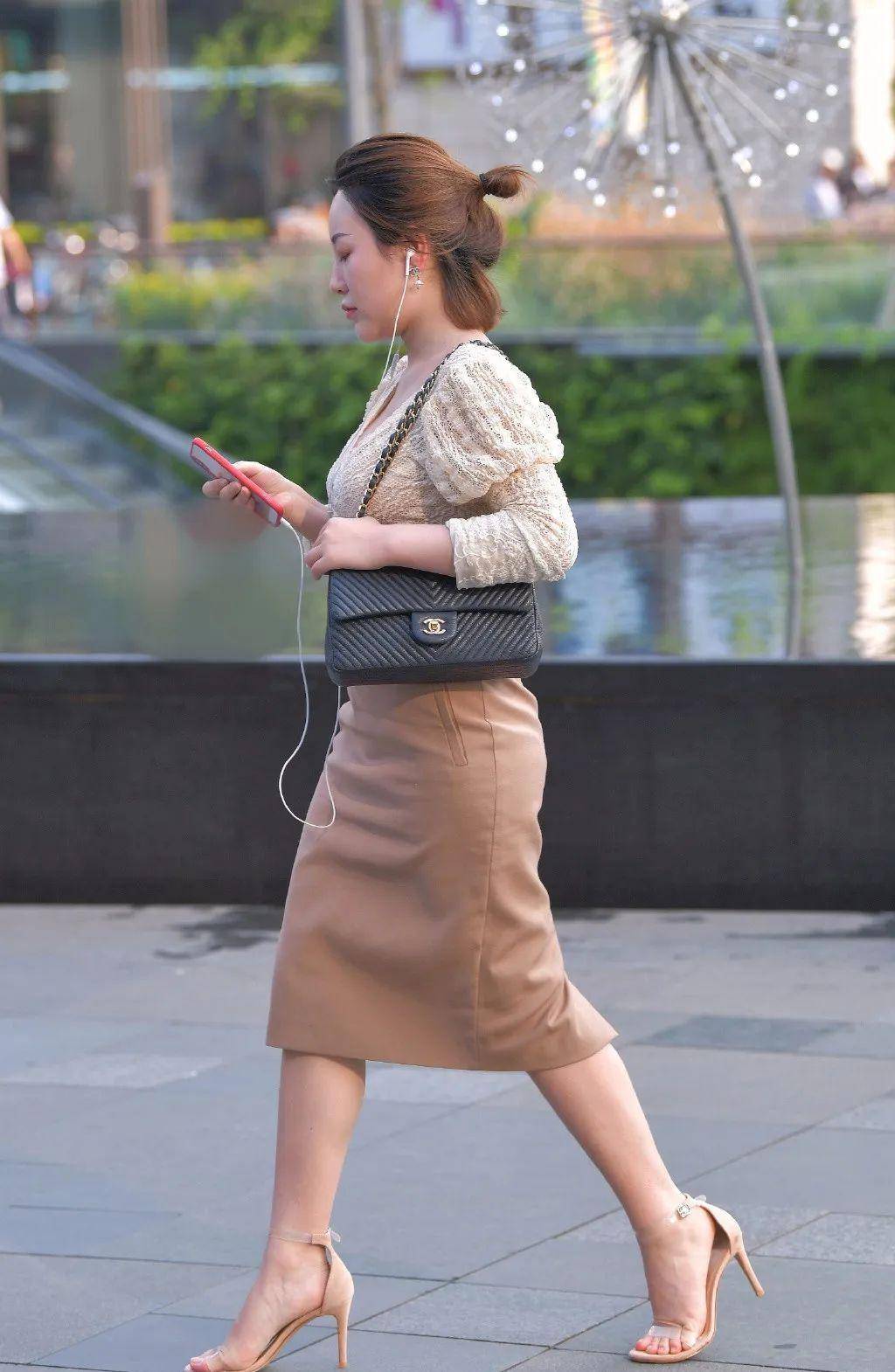 微胖女人的收腰半身裙穿搭示范,简单大方又舒适,上身尽显知性美感