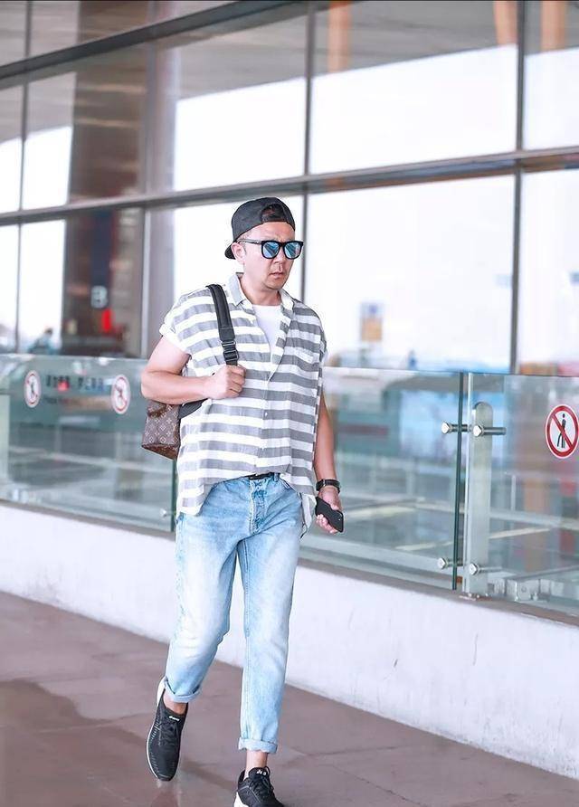 52岁郭涛还挺会耍帅,条纹衬衣配牛仔裤,一米八身材贼棒_气质_衬衫