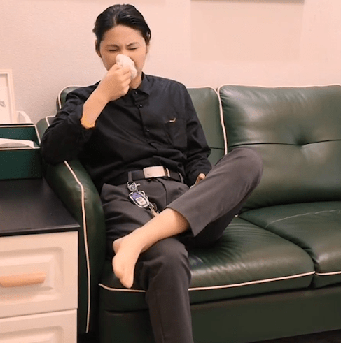 我下班回家第一件事就是脱袜子上厕所.