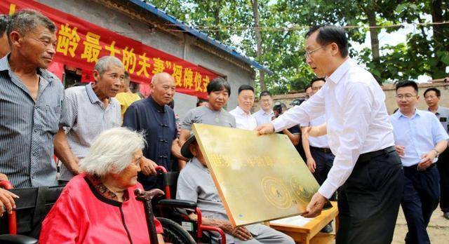 河南一户共120多口人,丈夫120岁,妻子115岁,现在已是六世同堂_刘秀荣