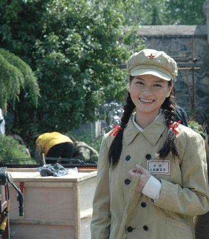 在大学期间就出演了滕文骥执导的电视剧《梦回春谷》,在剧中饰演喜儿