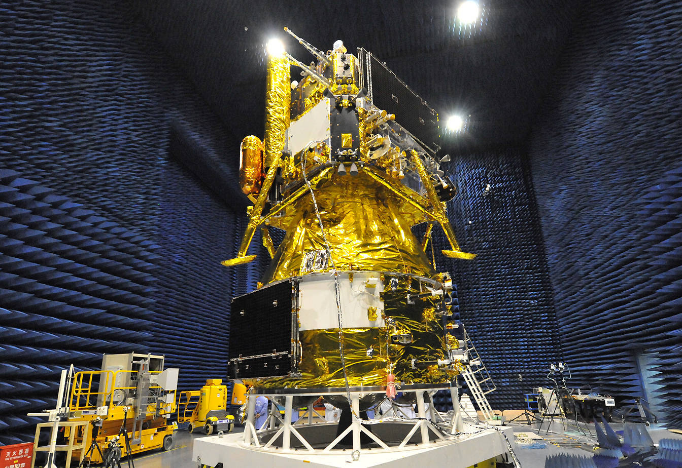 嫦娥六号完成月球轨道交会对接与在轨样品转移
