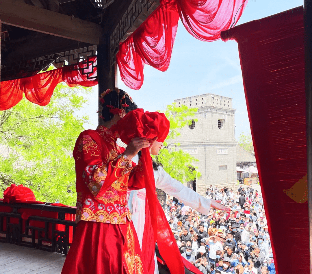 看过地主抛绣球,才懂旧社会的黑暗,绣楼小姐抛绣球背后的残酷_富家