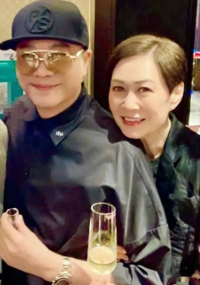 欧阳震华与妻子参加聚会!