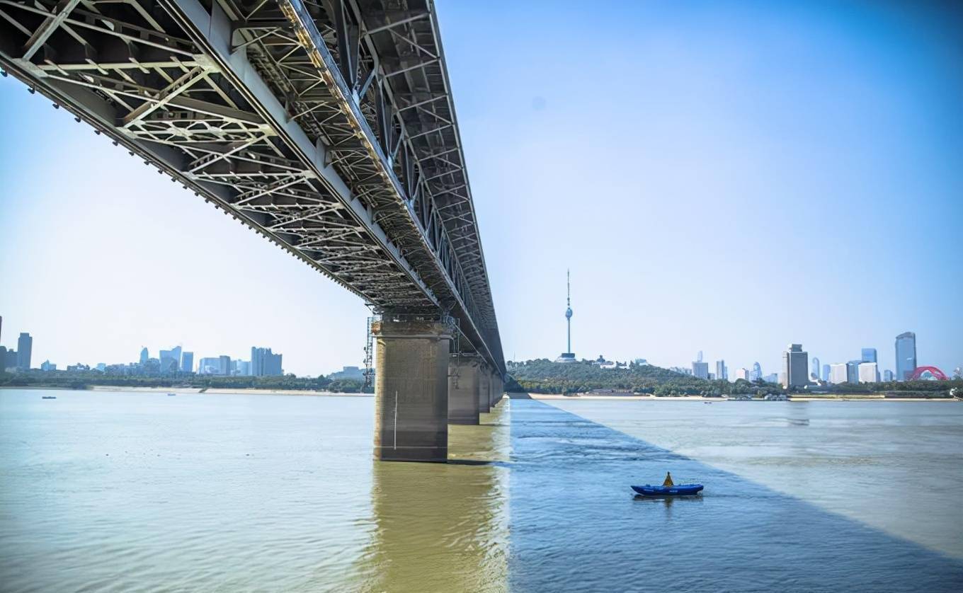 武汉长江大桥：万里长江第一桥，免门票，是俯揽城市美景的好去处