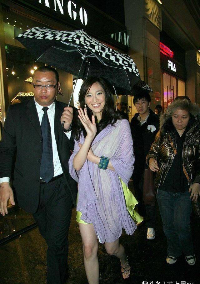 吴佩慈真拼,穿黄"睡裙"怕展露用围巾遮,雨中踩细高跟看着都累_效果