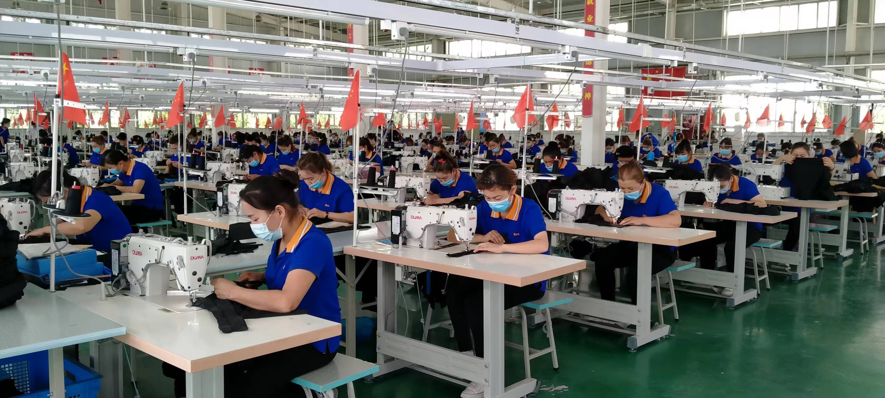 机器轰隆作响,身着无菌防护服的工人们正在紧张有序地在生产线消毒