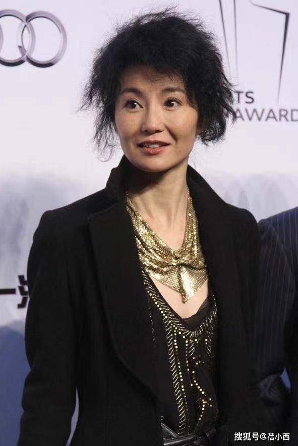 "57岁张曼玉不服老",穿黑色大衣配长筒靴亮相,巨星气场无敌了_连衣裙