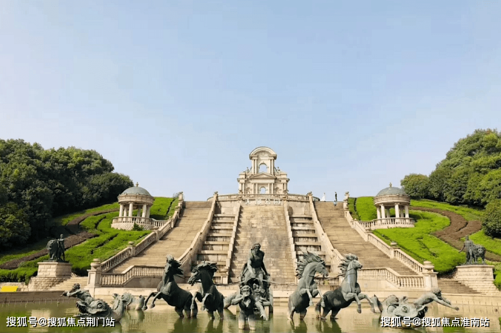 天都城欢乐四季公园,占地1000亩,不仅有叠泉广场,法国小镇,山顶城堡