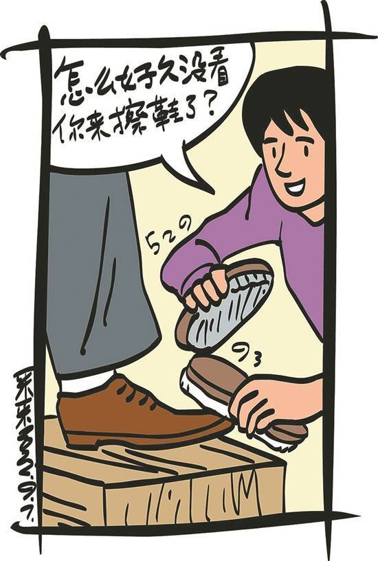 一个月以后,我再次去她那里擦鞋,李姐动作十分熟练,除灰,上油,刷,一气