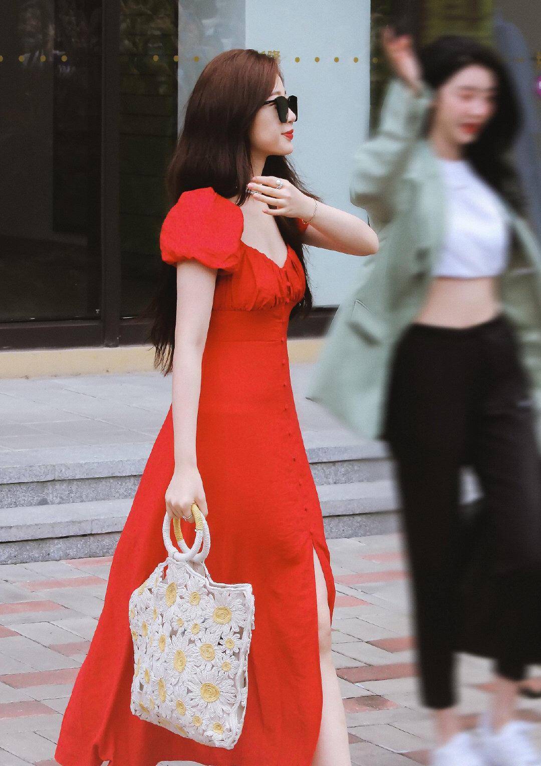 虞书欣高颜值任性,穿红色吊带连衣裙,扎双马尾秒变最美校花_时尚_身材