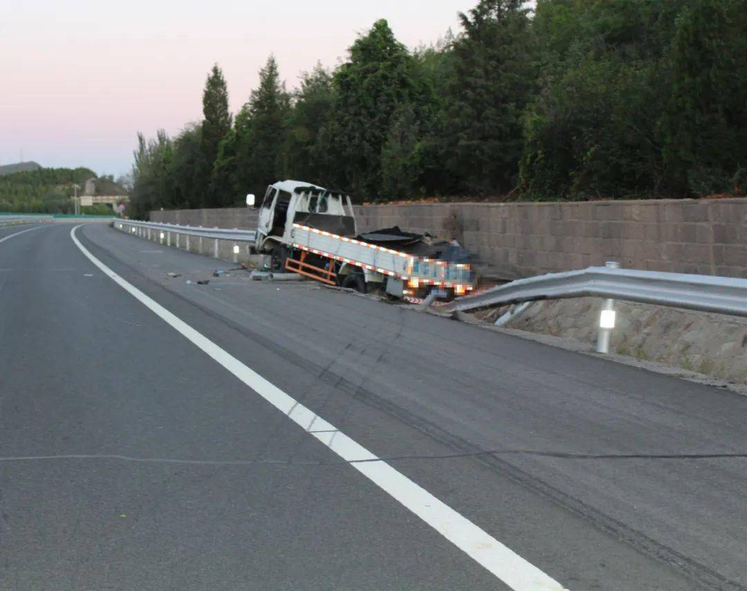 2022年9月6日,凌晨4时50分许,京藏高速西藏方向136公里处一黄牌货车撞