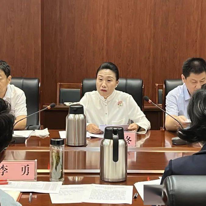 组织部部长,统战部部长李晓娟主持,县委常委,副县长胡忠华通报了全县