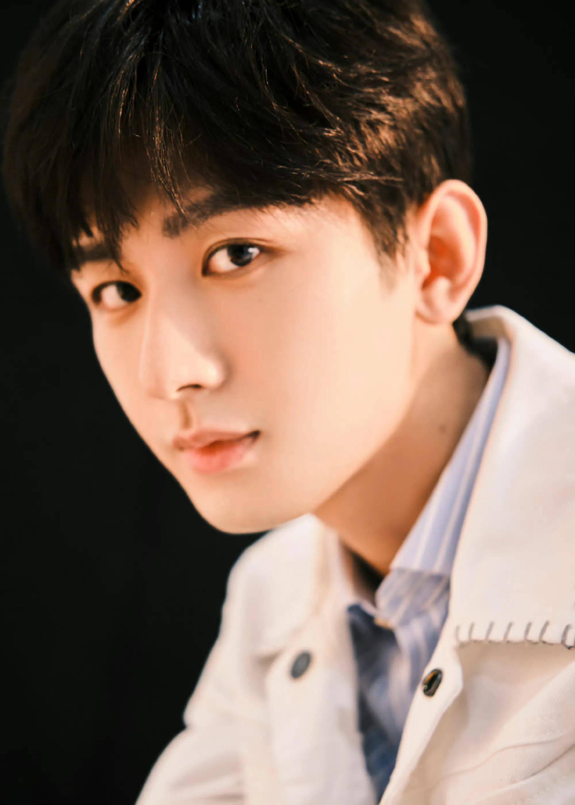 男明星成毅时尚写真:英俊帅气,翩翩公子_写真_时尚_成毅