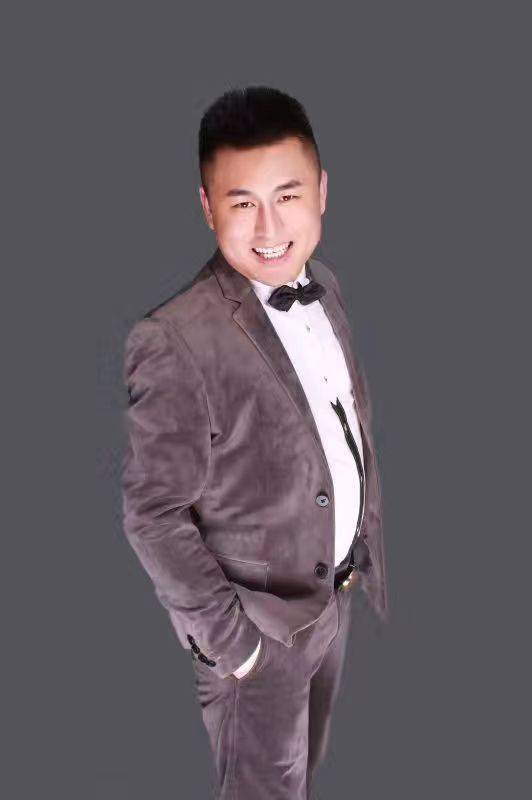 拥有"中国顶级造型师"称号造型师14哥老师造型师十四哥_发型_进行