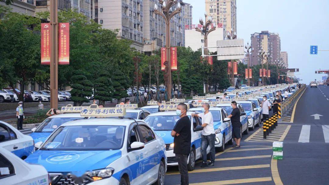 "兔子面"力挺"牛肉面"!资中60辆出租车驰援内江_交通运输局_疫情_生活