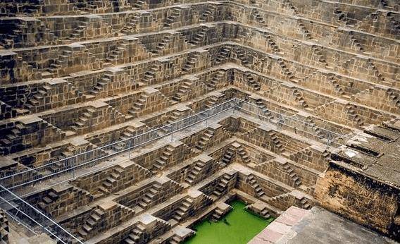 印度发明神奇水井：3500级台阶深入地下30米，1200年来养活30万人
