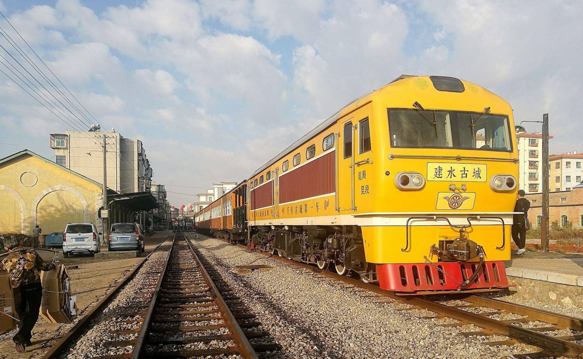 云南建水古城百年小火车,被称为铁路的"活化石",深得游客喜爱_铁轨