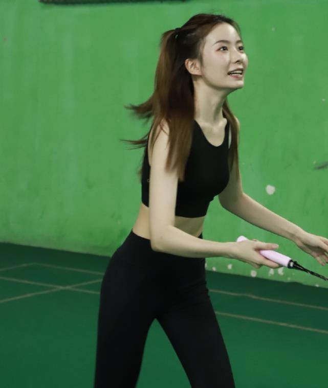 陈卓璇的身材有多绝,穿上无痕衣打羽毛球,这腰女生都羡慕不来_造型