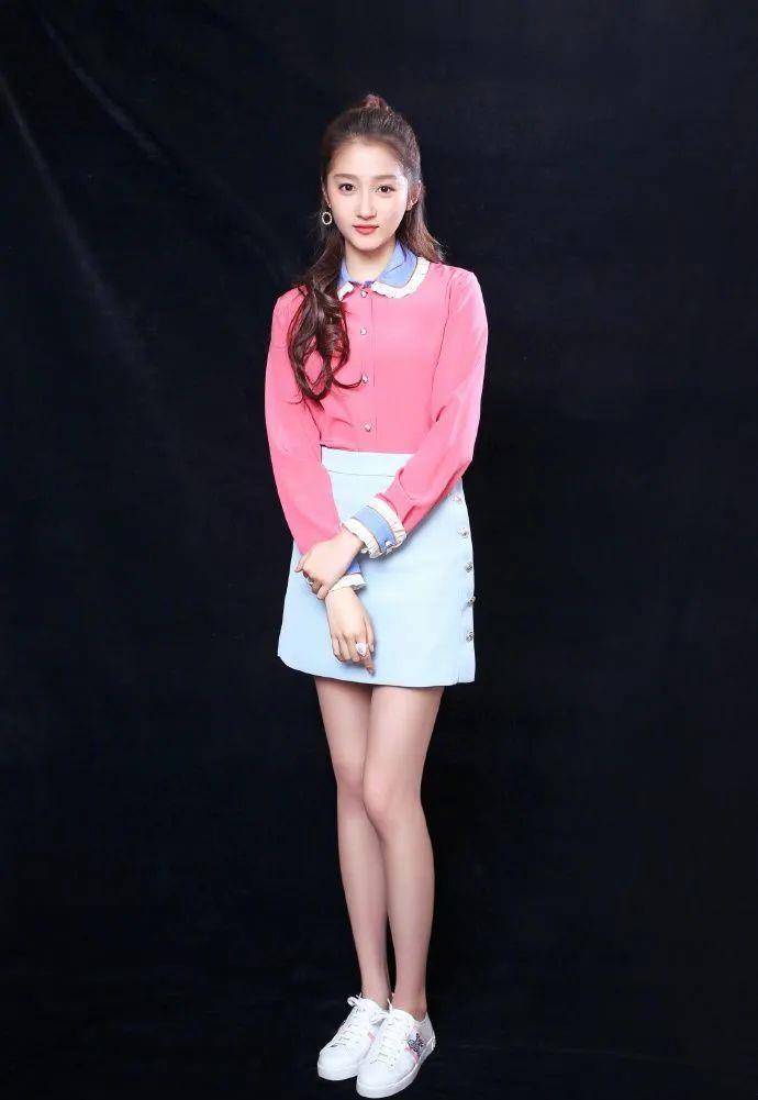 关晓彤的衣品提升了,露脐上衣搭休闲长裤,大秀完美身材比例_样式_造型