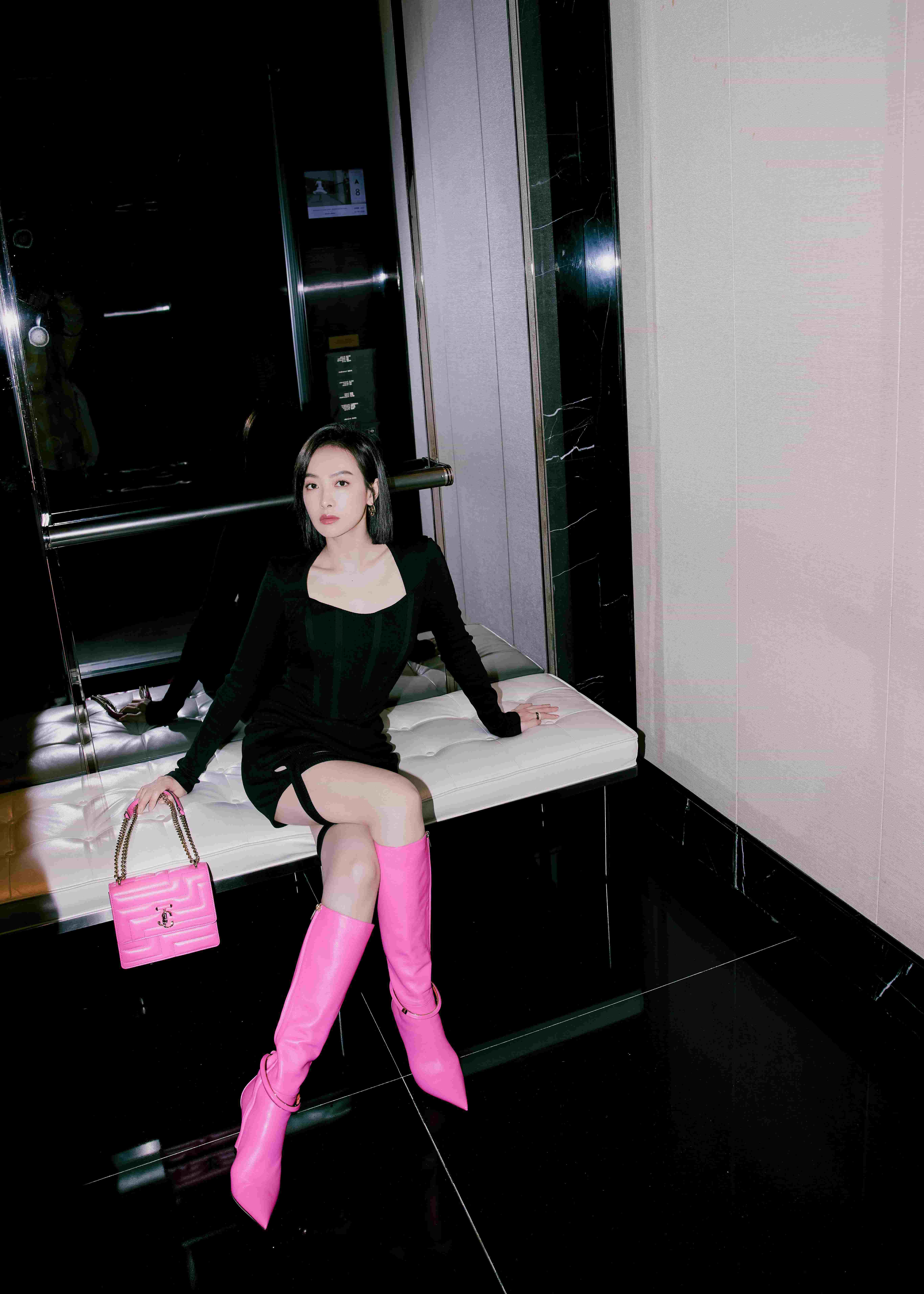 穿上这双粉色高跟靴的女明星们,重新定义了性感_吉克_宋茜_choo