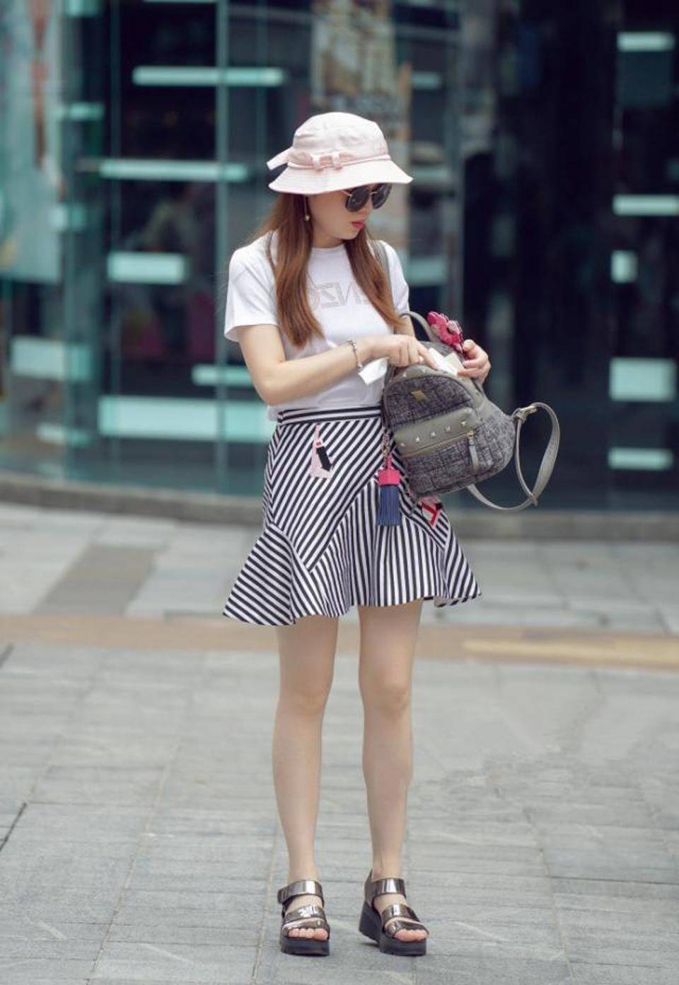 路人街拍,美女上半身穿着一件拼接式的上衣,精致小巧又迷人_姐姐_时尚