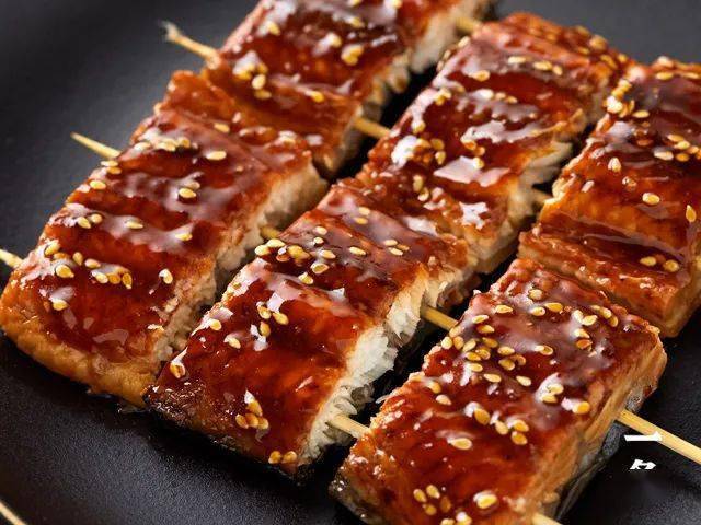 除此之外,还可以将鳗鱼切成整齐的小段,串成串烧,两面稍微煎一下,浓浓