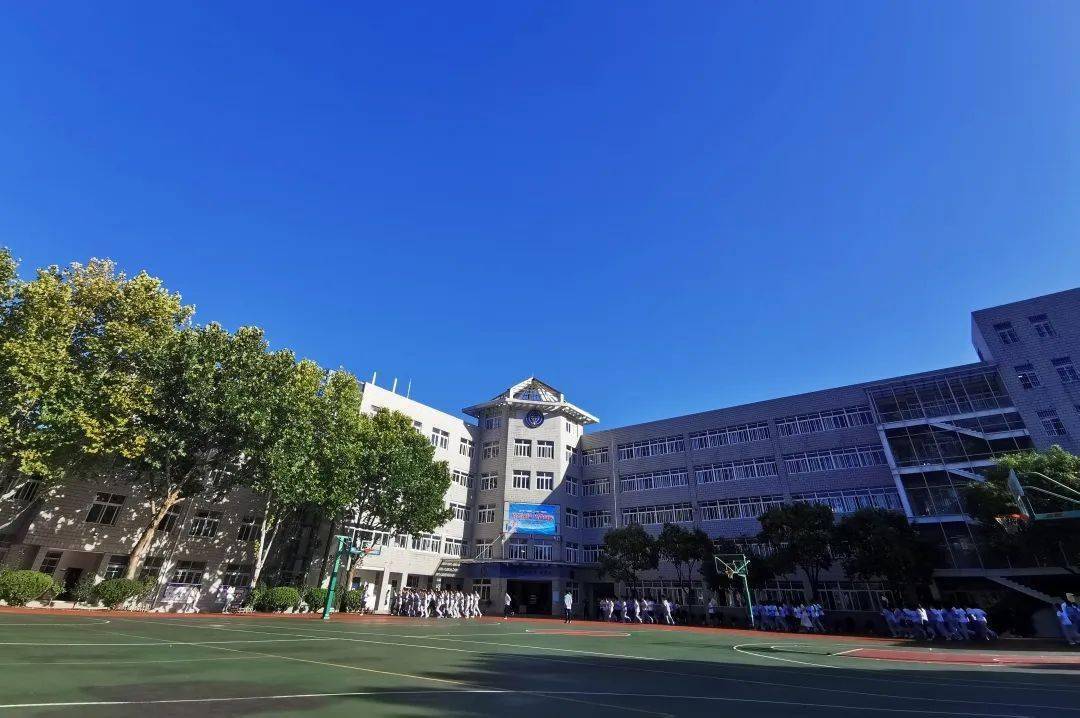 初一至初三校址:钓鱼台19号南京市文枢初级中学就读年级:初一至初三