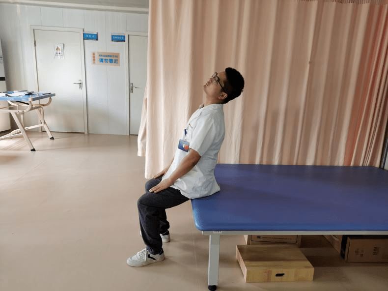 3,颈部侧弯坐位保持头部回缩姿势,平视前方,向感到疼痛的一侧弯曲头部