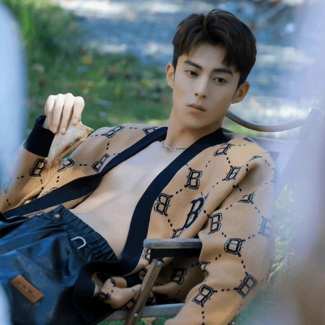 王鹤棣在节目里露腹肌,虽然轮廓明显,却还是遭到众人吐槽